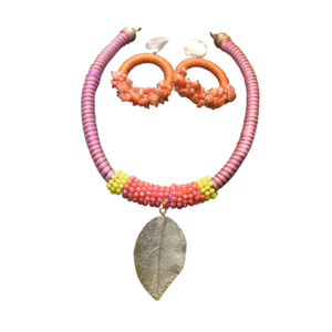 set de collar y aretes artesanales "bora bora" con dije de hoja metálica y pedrería coral